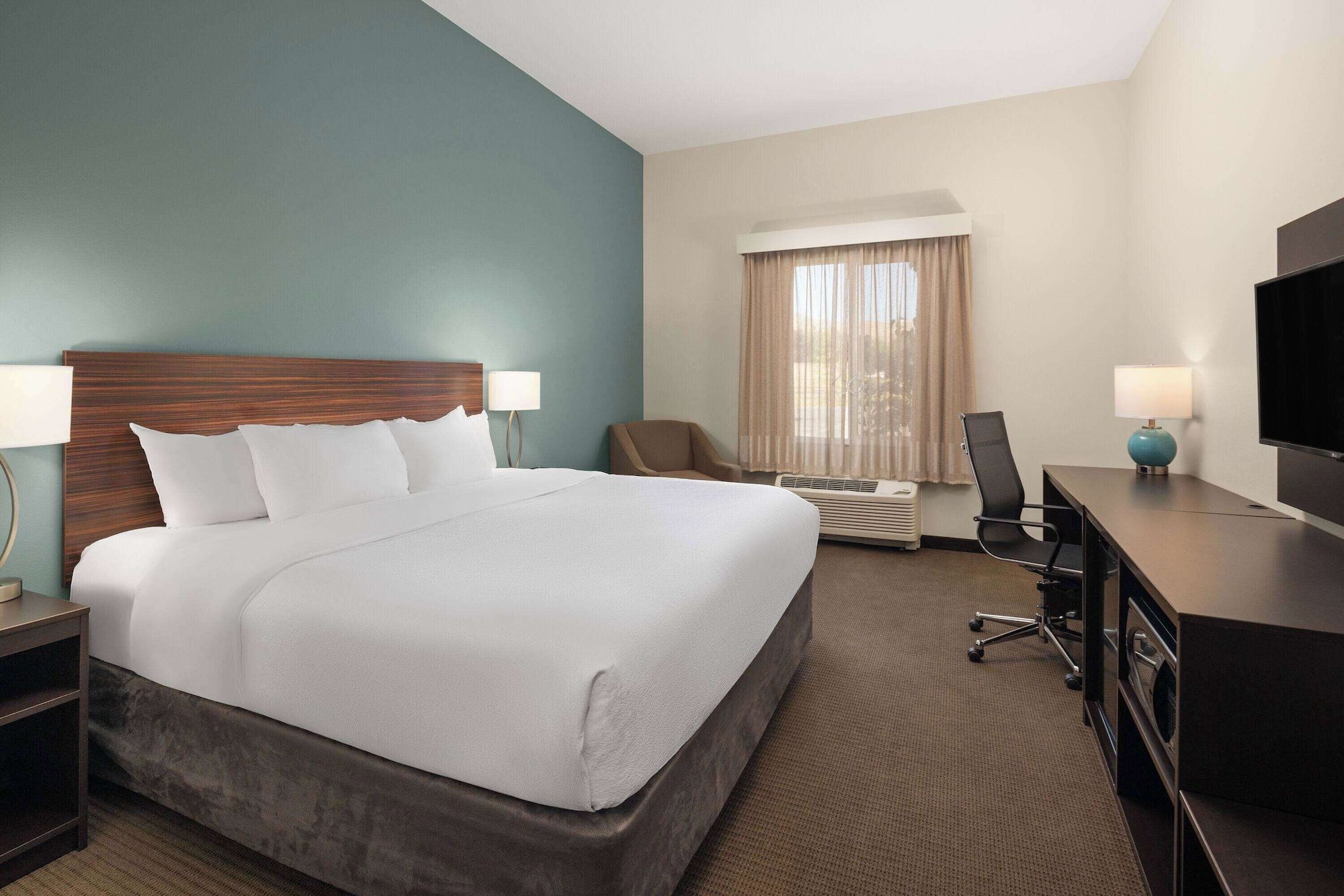 La Quinta Inn & Suites by Wyndham Wenatchee - Wenatchee - Bedroom