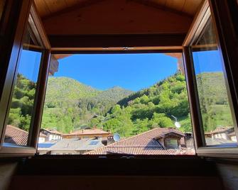 Holiday apartment Tiarno di Sotto for 1 - 8 persons with 3 bedrooms - Holiday apartment - Tiarno di Sotto - Balcón