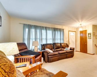 Clear Lake Vacation Home Rental - Pet Friendly! - Clear Lake - Wohnzimmer