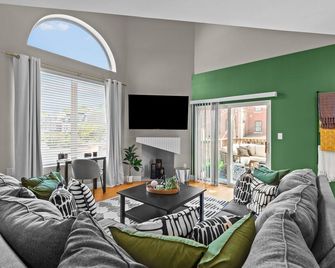 4700 West End Whimsy - St. Louis - Living room