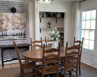 Charming 3 bedroom farmhouse retreat. Peaceful, scenic, and full of adventure. - Ellenboro - Comedor
