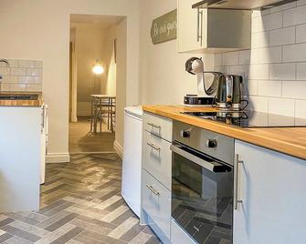 Forest Cwtch by Afan Valley Escapes - Port Talbot - Kitchen