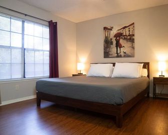 Cozy and Spacious Denton Getaway - Denton - Bedroom
