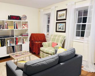 The Quiet House on Main Street minutes from Everywhere - Shrewsbury - Sala de estar