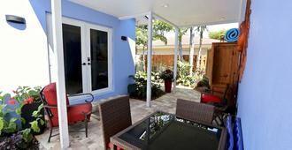 Fantasy Island Inn, Caters to Men - Fort Lauderdale - Patio