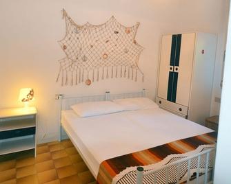 Villa on the ground floor with large private garden in a green and quiet area - Lido delle Nazioni - Habitación