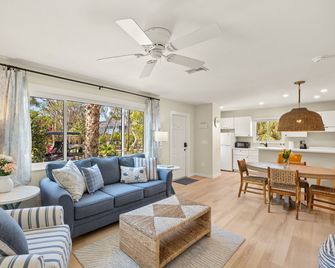 The Driftwood Inn - Sanibel - Living room