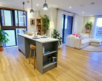 Pass the Keys Northern Qtr Corner Flat With Balcony City Views - Mánchester - Sala de estar
