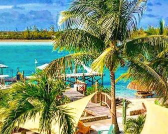 A Boutique Villa & Waterfront Playground: Private Pool, Hot Tub, Beach & Dock! - Andros Town - Pool