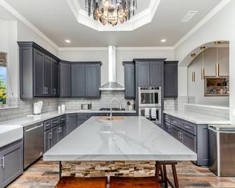 Huge Hilltop Mansion with Million Dollar views - Perris - Kitchen