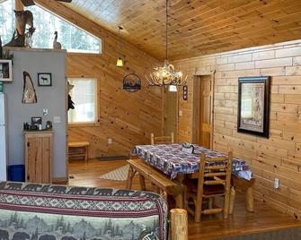 Facowie Lodge - (Grand Lodge), Premiere Lodging near Crane Lake, MN - Orr - Dining room