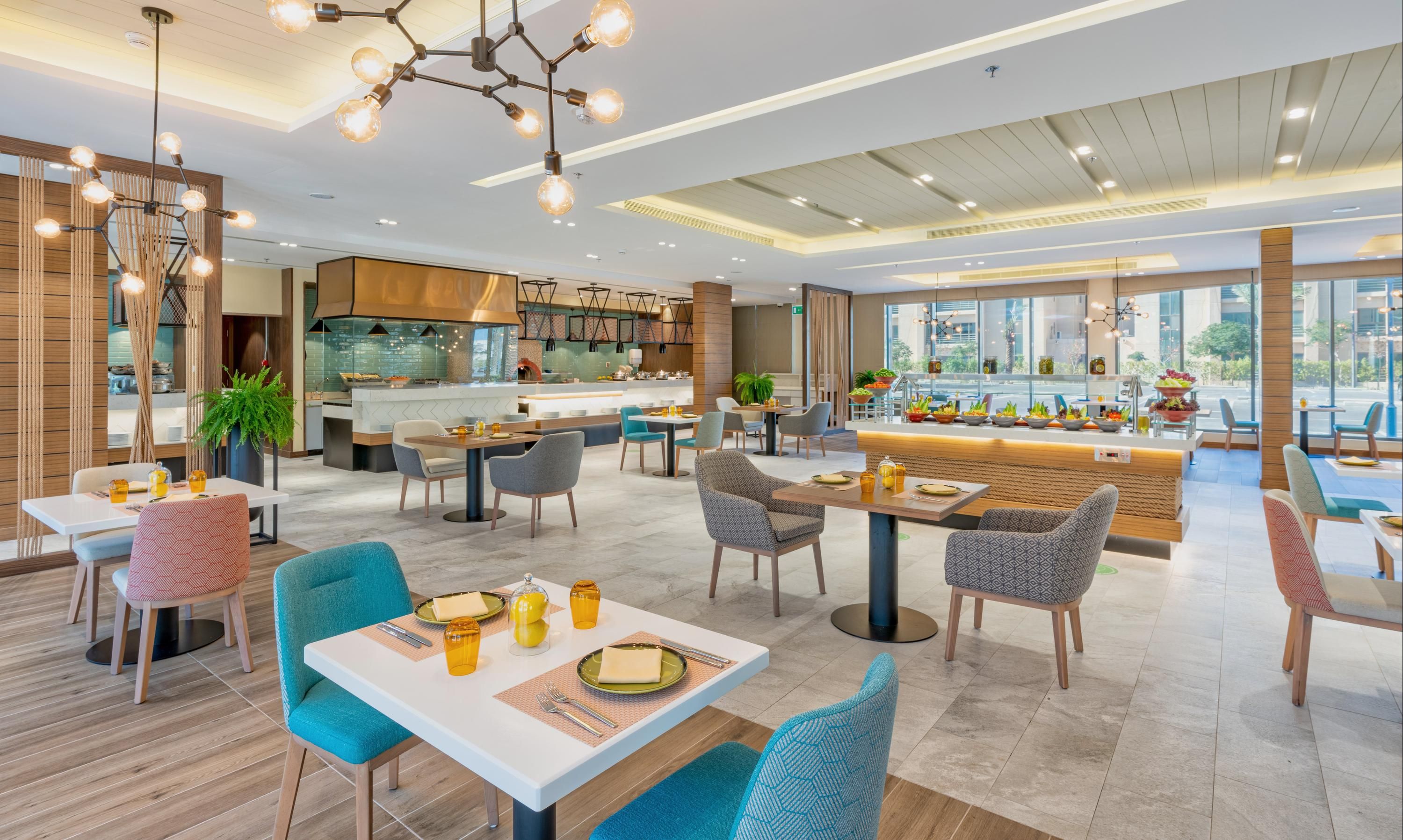 هوليداي إن آند سويتس الجبيل، أحد الفنادق من مجموعة فنادق إنتركونتيننتال - الجبيل - مطعم