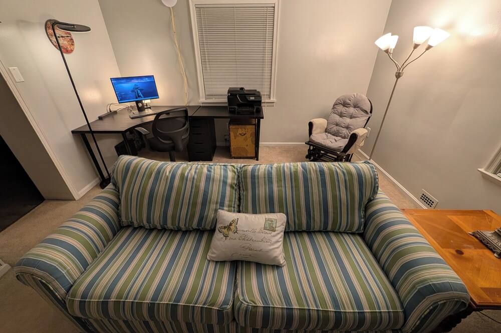 3BR home near PIT airport/desk workspace/pet friendly/fast internet/quiet area.