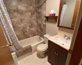Grand Bend Family Cottage For Rent - Grand Bend - Bathroom