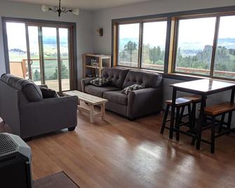 Wonderful Mountain Cabin Minutes From Some Of Finest Fly Fishing On The Missouri - Cascade - Living room