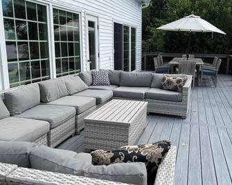 1798 - Spacious - Sleeps 10 on the Ocean - Blue Hill - Patio