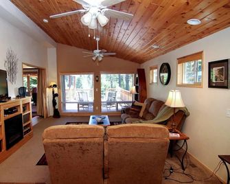 #33 The Cabins at Hyatt Lake - Sleeps 6 - Hot Tub - Ashland - Living room