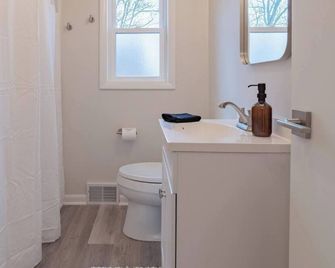 Tin Roof Inn - Marion - Bathroom