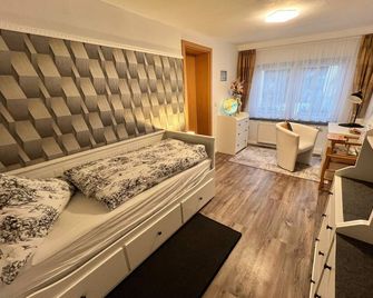 Modern 4-star apartment - stylish comfort, relaxation for people and dogs! - Weissenfels - Slaapkamer