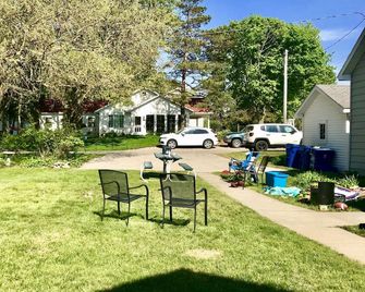 Old Fashioned Cottage Short Walk From Pentwater Beach - Pentwater - Patio