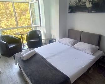 Hostel Florentin Camere Bai Comune acces bucatarie Cheap private rooms shared bathrooms kittchen laundry machine access Netflix - Constanţa - Bedroom