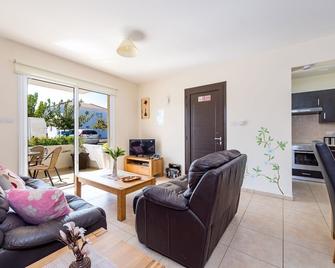 Mythical Sands Resort - Paralímni - Living room