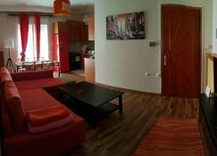 Top Floor Apartment - Komotini - Sala de estar
