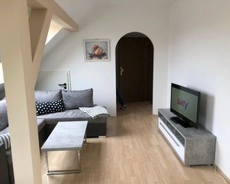 Kuschelige Dachgeschosswohnung Am Clarap - Leipzig - Living room