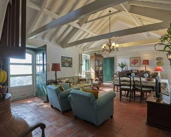 Delightful family house in Azores seaside village - Praia da Vitoria - Huiskamer