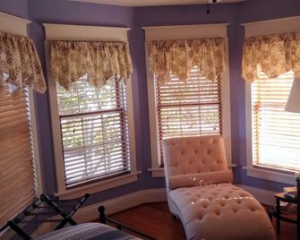 Victorian waterfront with Gorgeous Views - Reedville - Living room