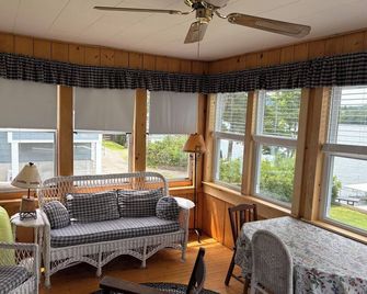 Charming cottage on Lake Willoughby w/ sun porch, private deck and dock. - Westmore - Sala de estar