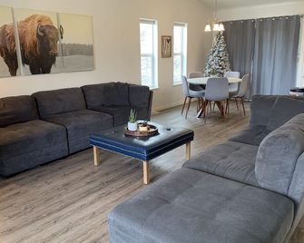 Spacious 4 Bedroom, 3 Bath Home Only 1/2 Mile From Downtown - Cody, Wy - Cody - Living room