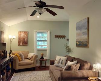 Spring in the Berkshires! Dog friendly, Hot Tub, Hiking, Canoe, Biking - Becket - Living room