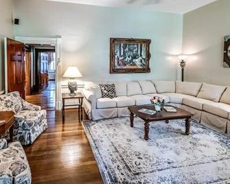 The Colonel May Room - Tazewell - Sala de estar