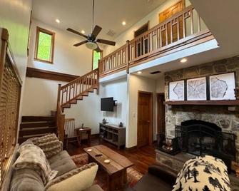Tranquil Cardinal Hill Cabin- Perfect for Relaxation & Exploration. Pet Friendly - Sperryville - Living room