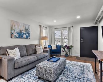 Contemporary Blue Oasis Apt 1 - Omaha - Sala de estar
