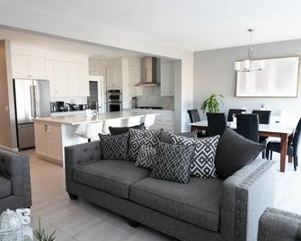 Scenic Cochrane Family Home - Cochrane - Wohnzimmer