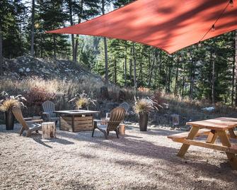 A Family Glamping Adventure Awaits - Victor - Patio