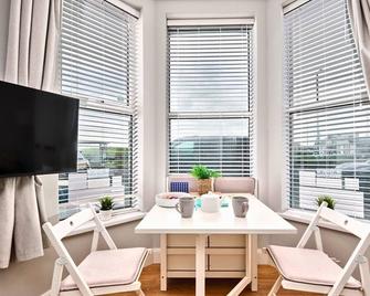 1 West Beach - dog friendly - Portrush by the Sea - Portrush - Dining room
