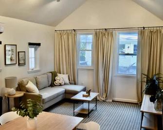 Cute tiny home with everything you need! - Cedar Falls - Living room