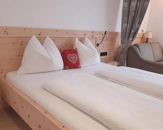 Vacation apartment 1 \'Wallburg\' in a quiet location Naturns - Naturns - Schlafzimmer