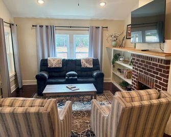 HGTV's Hometown house -Southern Charm 3- only 6 minutes to downtown Laurel! - Laurel - Living room