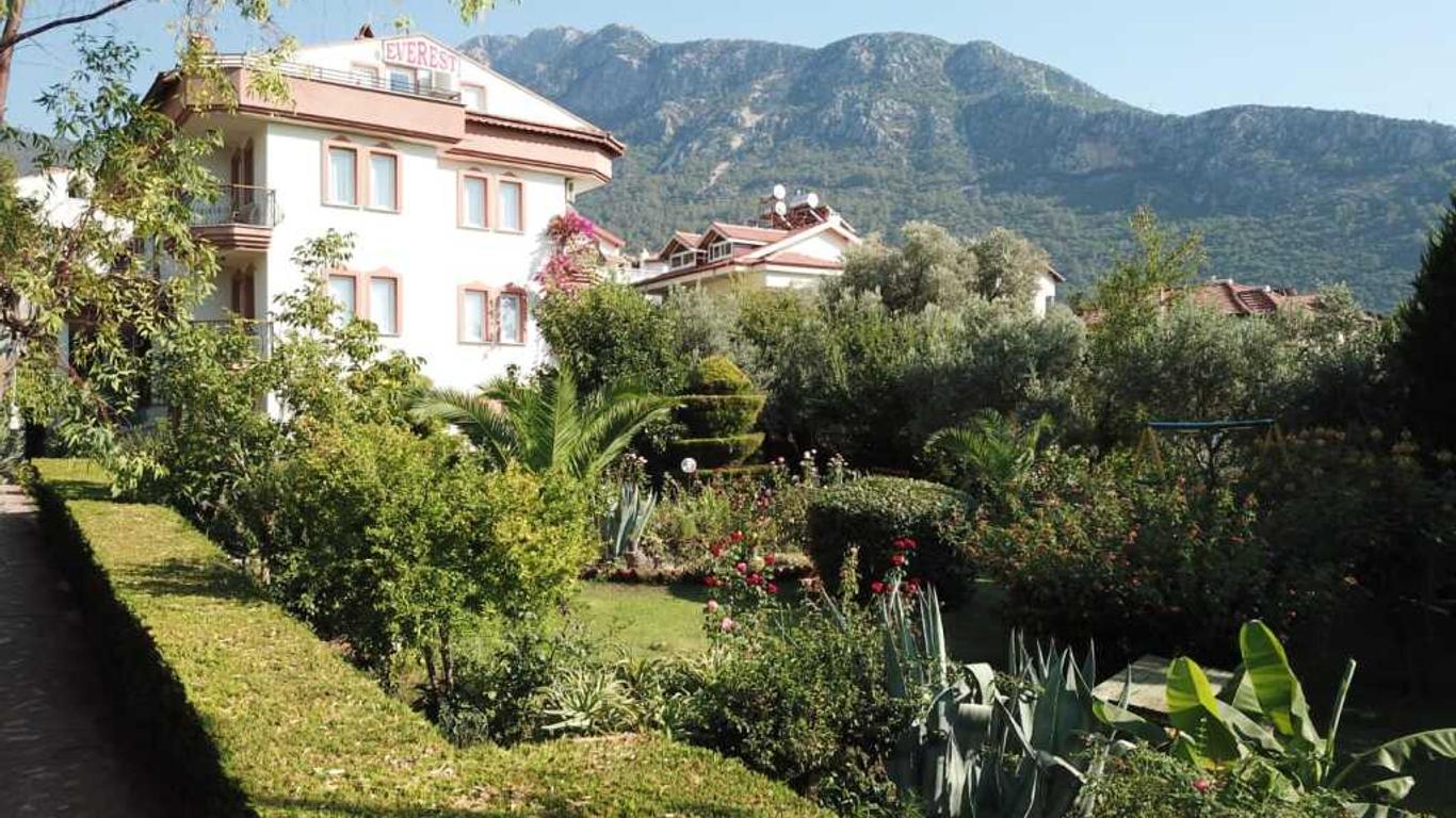 Everest Apart Hotel