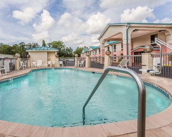 Days Inn by Wyndham Panama City/Callaway - Panama City - Pool