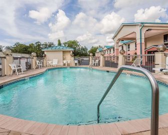 Days Inn by Wyndham Panama City/Callaway - פנמה סיטי - בריכה