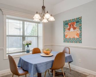 4bed 3bath Close2a M Santa s Wonderland Hospital L2 EV - College Station - Dining room