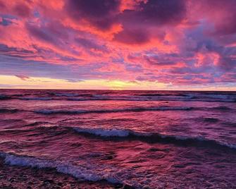 Waterview Executive Cottage - Port Elgin, Ontario - Saugeen Shores - Building