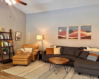 Mesa Oasis Private Pool Spacious! 10+ guests 7 Beds New, Great Location! - Mesa - Living room