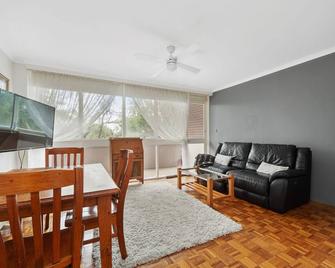 2 Bedroom Apartment, 5 Minute Walk Beach and Shopping Centre - Frankston - Dining room