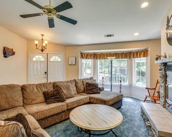 10 Mi to Redding: Serene Escape w/ Spacious Yard! - Anderson - Obývací pokoj